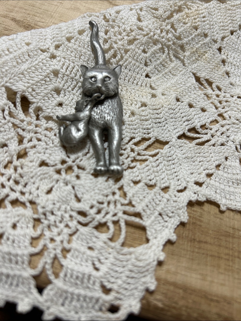 Vintage Signed JJ Silver-Tone Brushed Pewter Mama Cat Carries Baby Kitten 1980’s